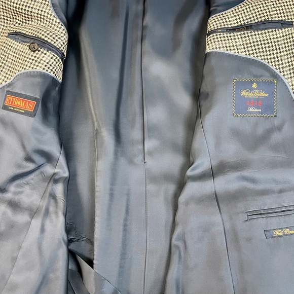 Brooks Brothers finest fabric! Size 40R. Sleeves are 32 length. Amazing jacket! - Picture 3 of 4